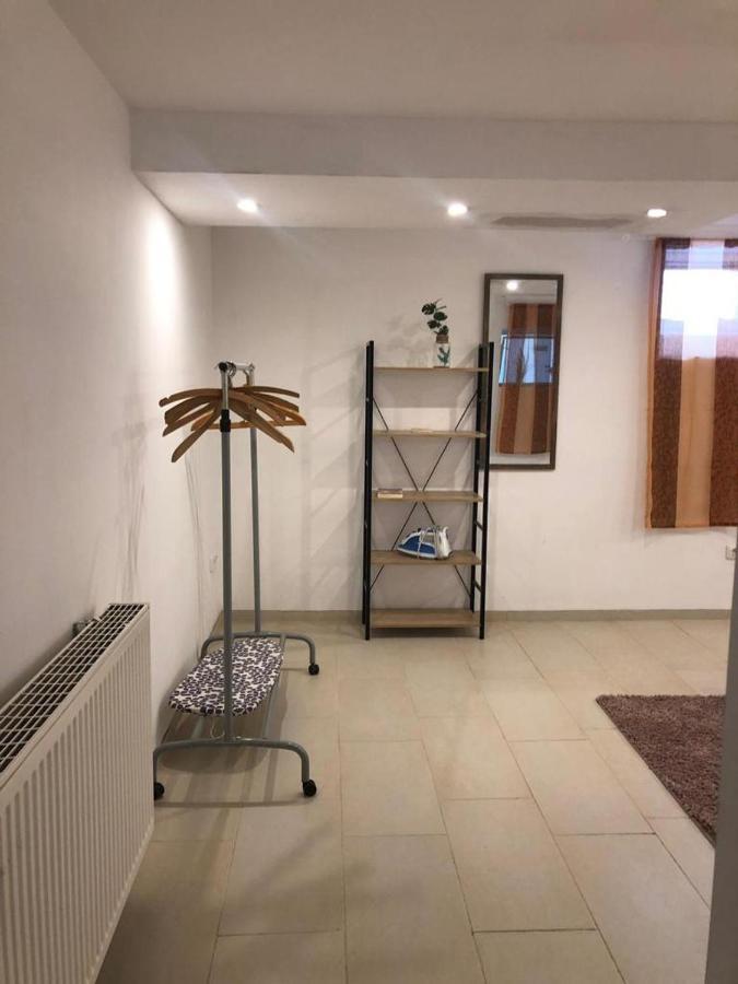 Bescheidene Untergeschoss Wohnung In Guter Lage. 쾰른 외부 사진